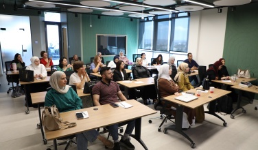 في إطار جهودها المستمرة لدعم الشبكة الفلسطينية لتنمية الطفولة المبكرة وبناء قدرات أعضائها، نظّمت مؤسسة جذور للإنماء الصحي والاجتماعي، بالشراكة مع مؤسسة الأصفري، تدريباً متخصصاً حول توظيف أدوات الذكاء الاصطناعي في مراحل البحث العلمي، بمشاركة عدد من الباحثي