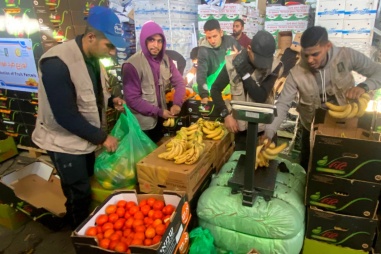 مؤسسة جذور توزع 15,000 طرد غذائي على الأسر في شمال غزة