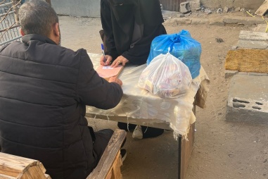 تحديث إخباري: مؤسسة جذور توزع طرودًا غذائية على الأسر الضعيفة في غزة