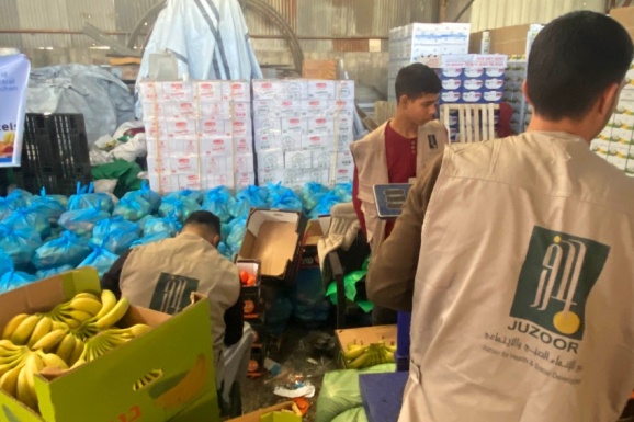 مؤسسة جذور توزع 15,000 طرد غذائي على الأسر في شمال غزة